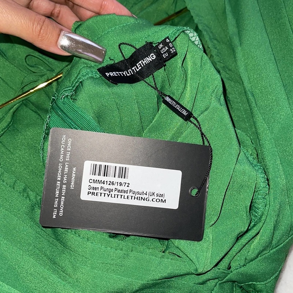 PrettyLittleThing Green Plunge Pleated Romper - Picture 12 of 13